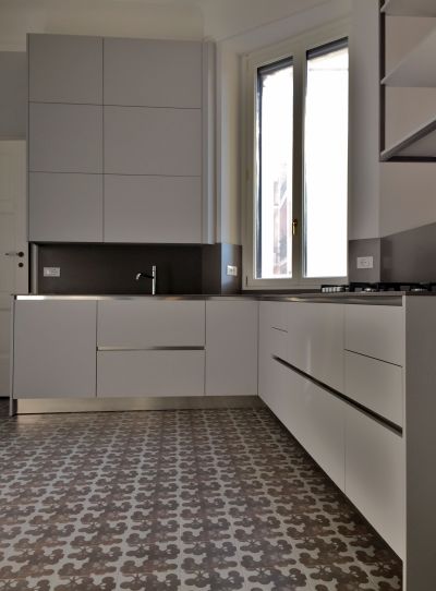 Basi con cassettoni e piano in Corian